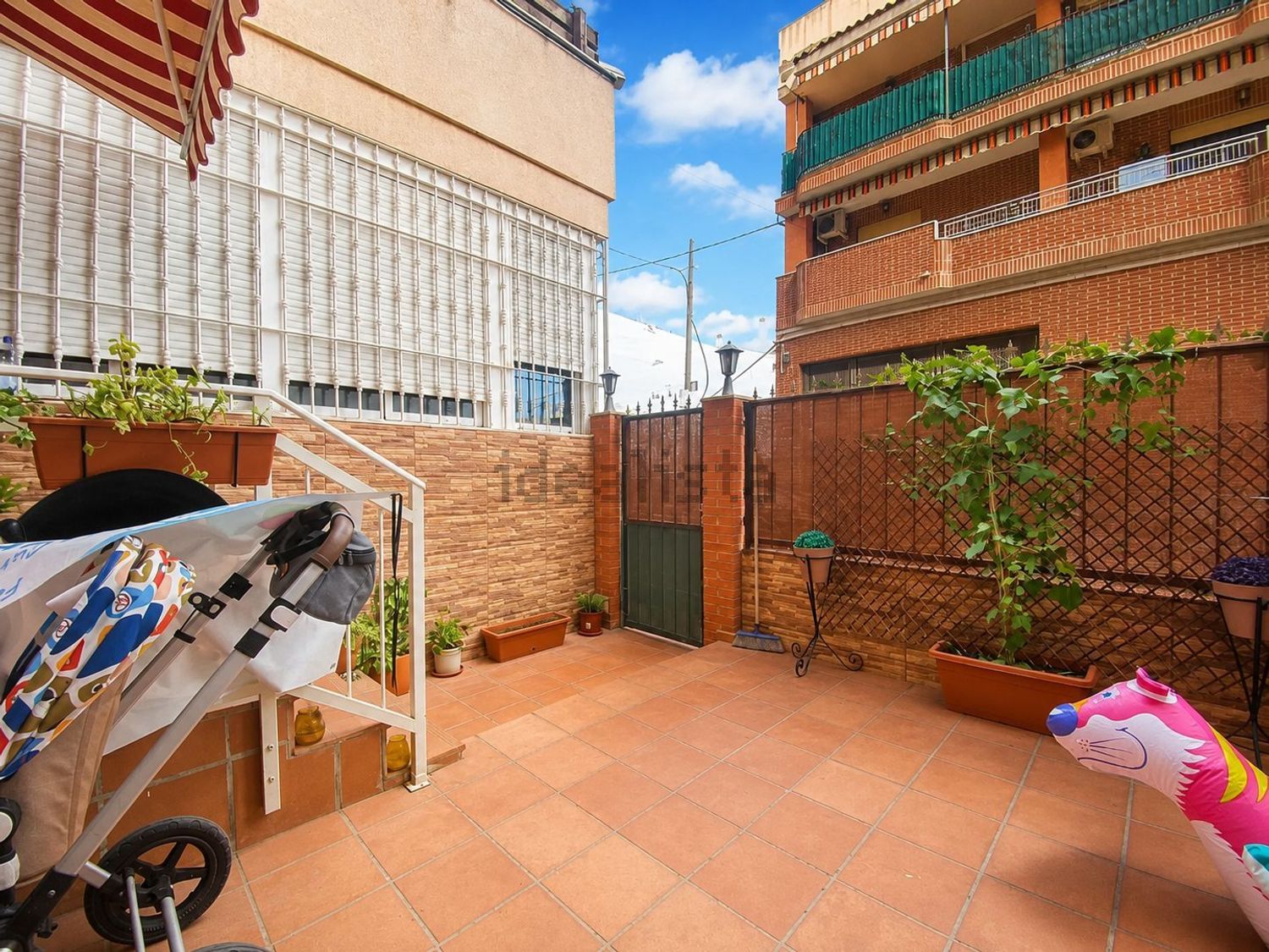 Planta baja de 3 dormitorios con terraza en San Agustín, Alicante - foto 2