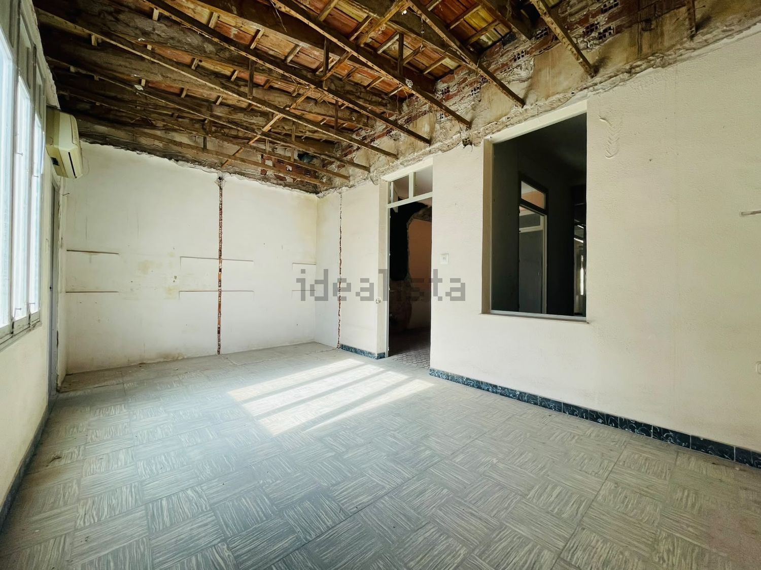 Casa adosada de 4 dormitorios para reformar en Novelda