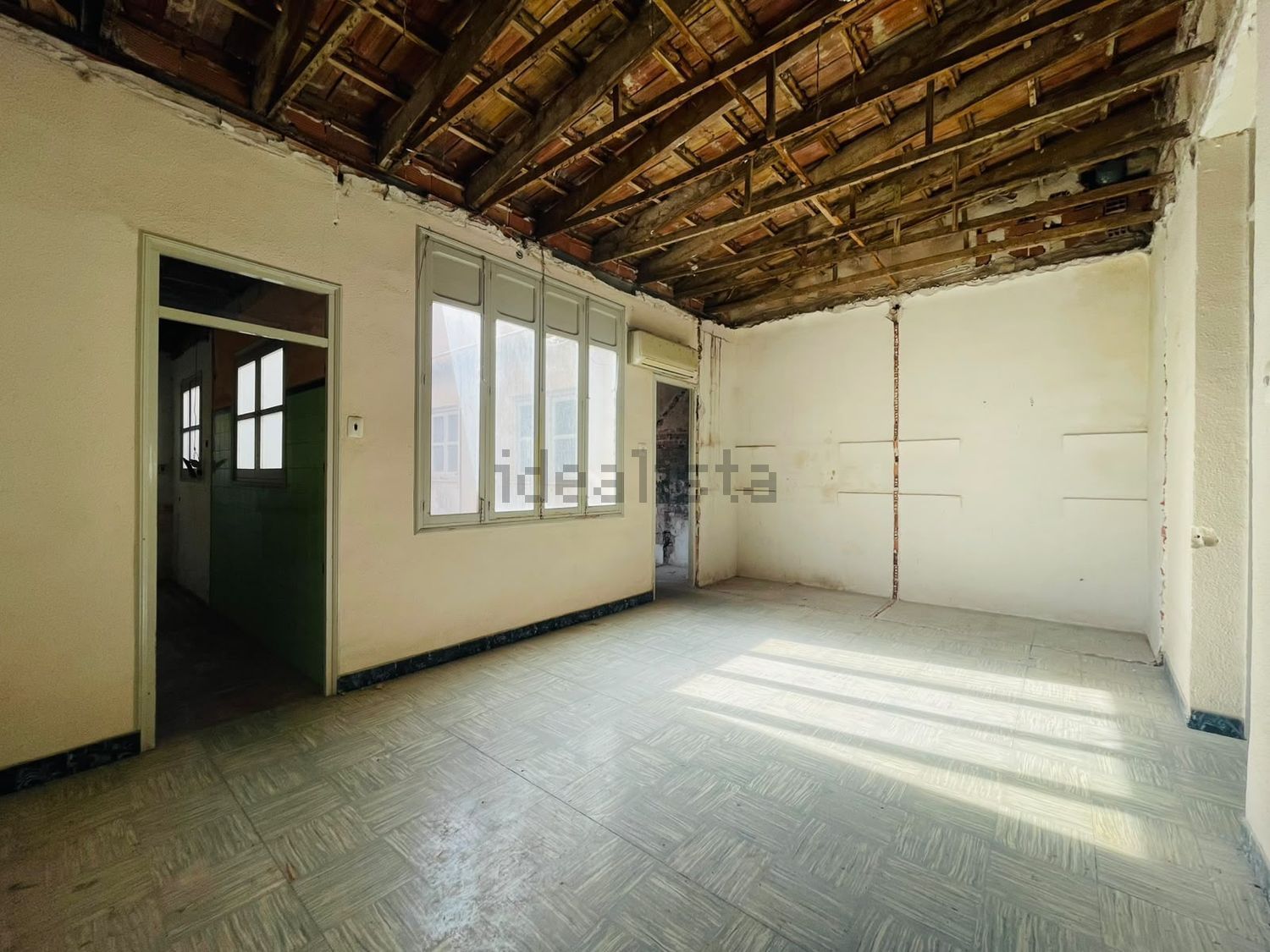 Casa adosada de 4 dormitorios para reformar en Novelda - foto 2
