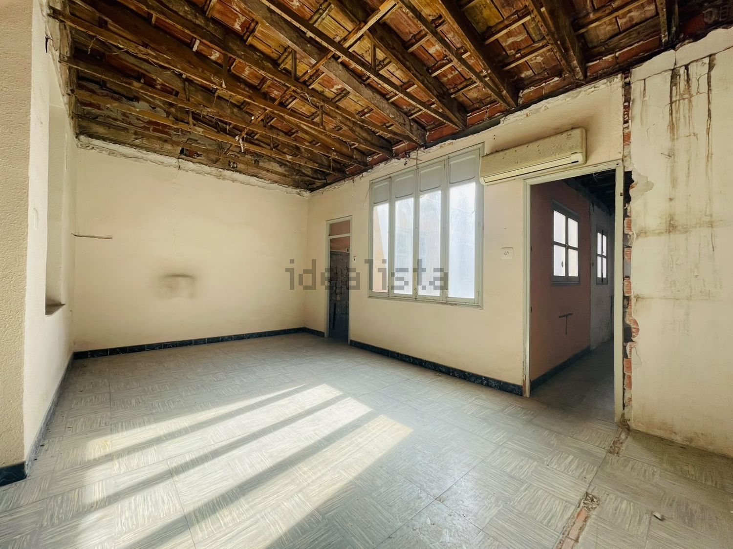 Casa adosada de 4 dormitorios para reformar en Novelda - foto 3